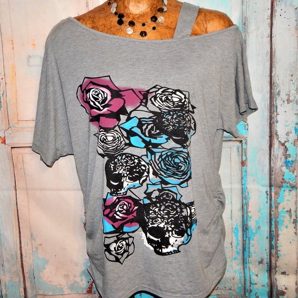 Ruidiya Tops - 2X  One Cold Shoulder Skull & Roses Top Like New